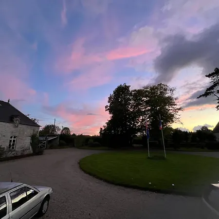 Chateau De Grandval - Sainte Mere Eglise Bed and Breakfast 3*