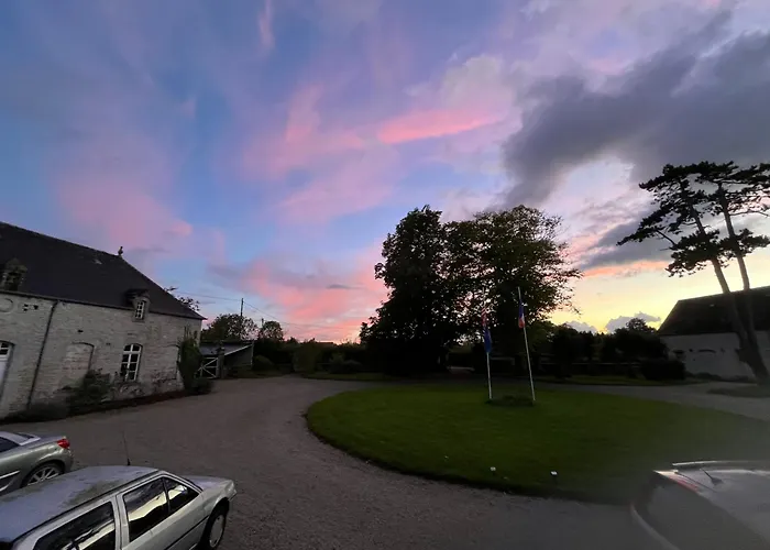 Chateau De Grandval - Sainte Mere Eglise Bed & Breakfast 3*